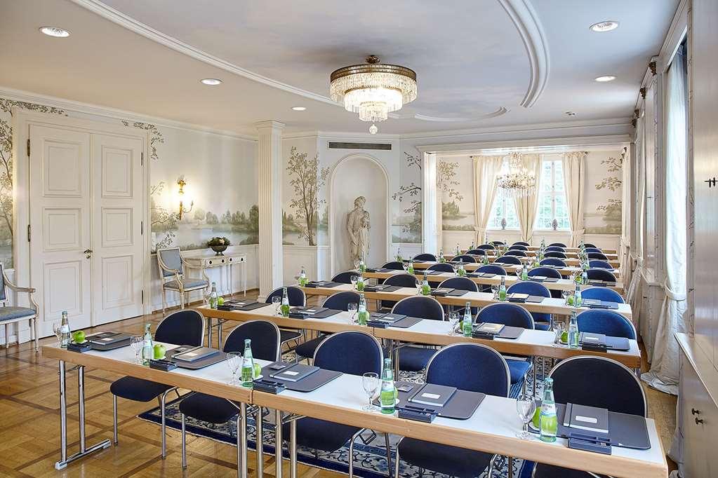 Althoff Hotel Fuerstenhof Целле Зручності фото The interior of the conference centre