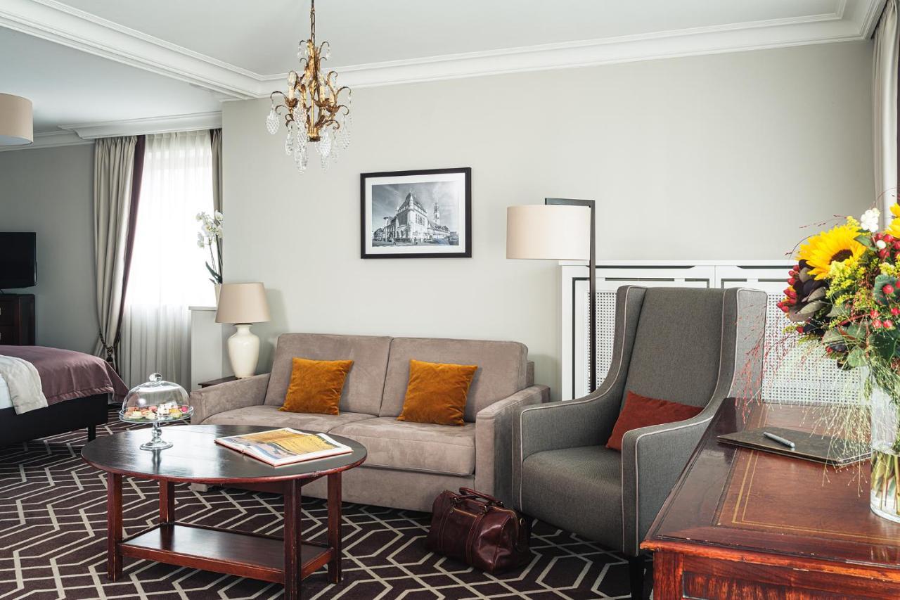 Althoff Hotel Fuerstenhof Целле Екстер'єр фото A suite at the Hotel de Crillon