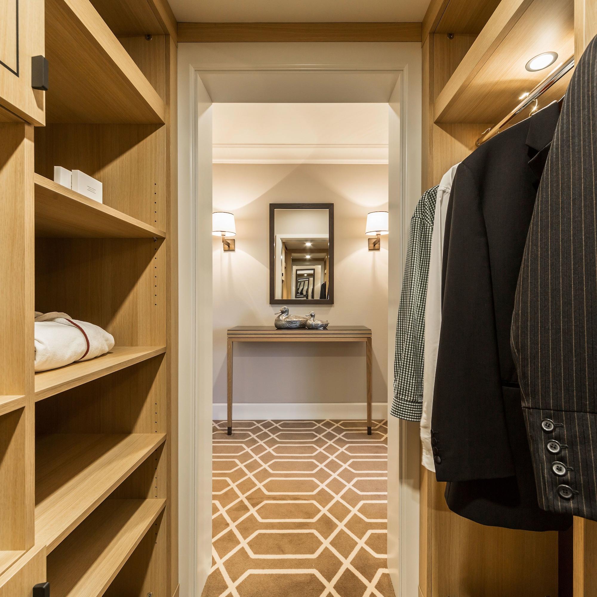 Althoff Hotel Fuerstenhof Целле Екстер'єр фото A walk-in closet