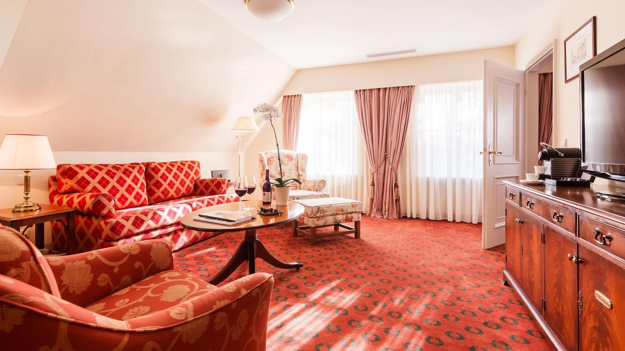 Althoff Hotel Fuerstenhof Целле Екстер'єр фото A suite at the Hotel de l'Europe