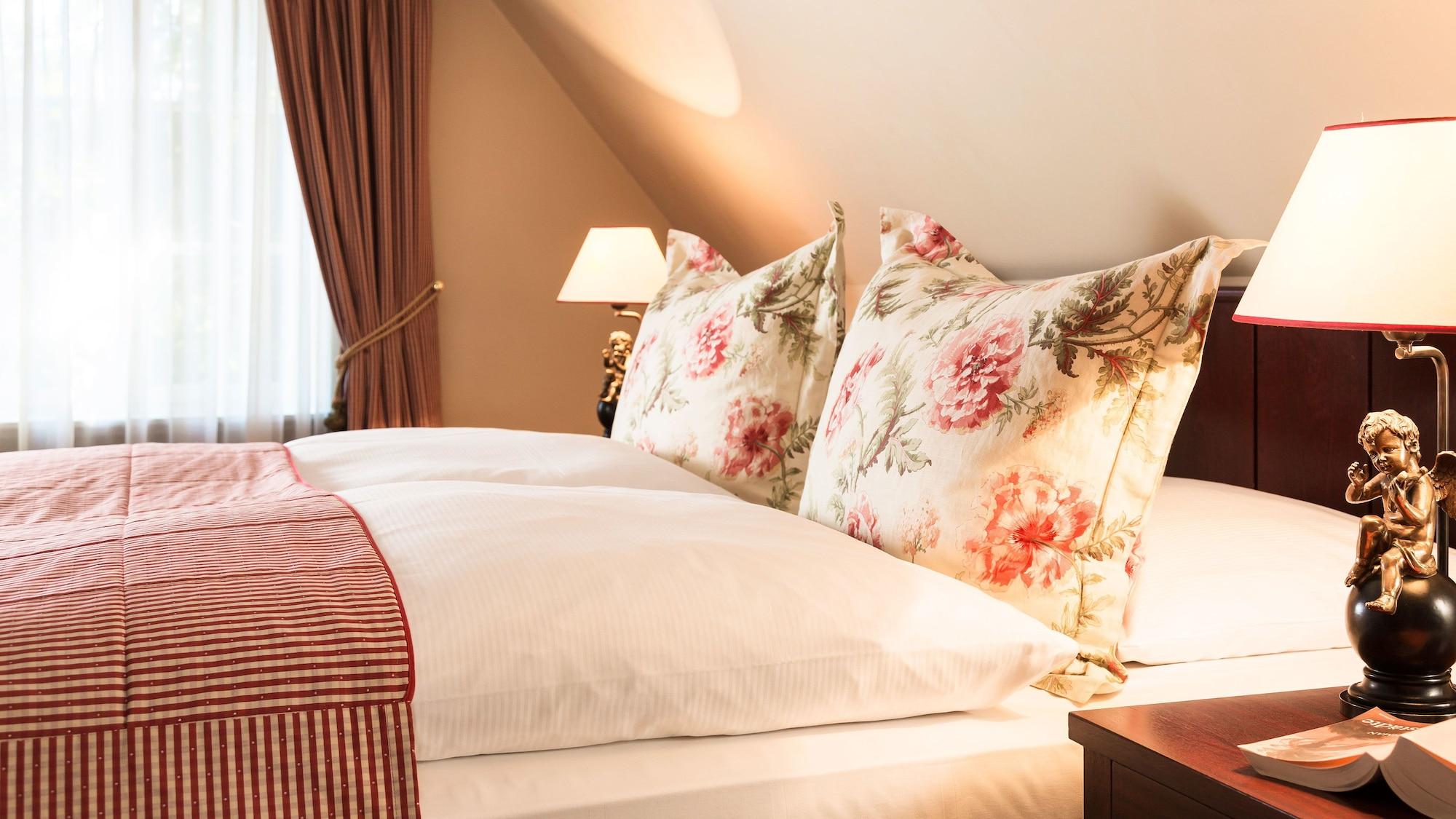 Althoff Hotel Fuerstenhof Целле Екстер'єр фото A bed with cushions