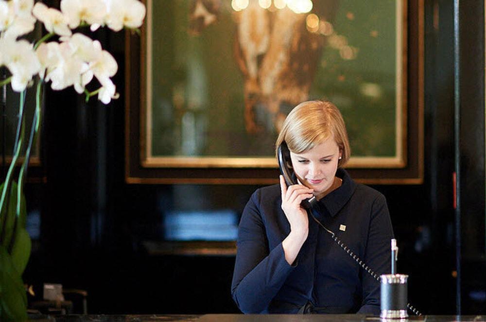 Althoff Hotel Fuerstenhof Целле Екстер'єр фото A hotel receptionist