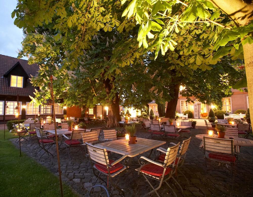 Althoff Hotel Fuerstenhof Целле Екстер'єр фото The courtyard of the restaurant