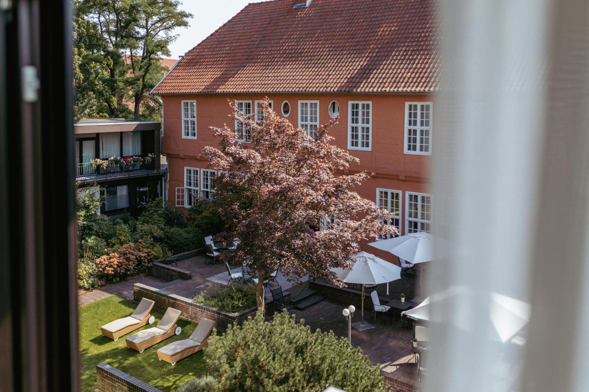 Althoff Hotel Fuerstenhof Целле Екстер'єр фото The garden of the hotel