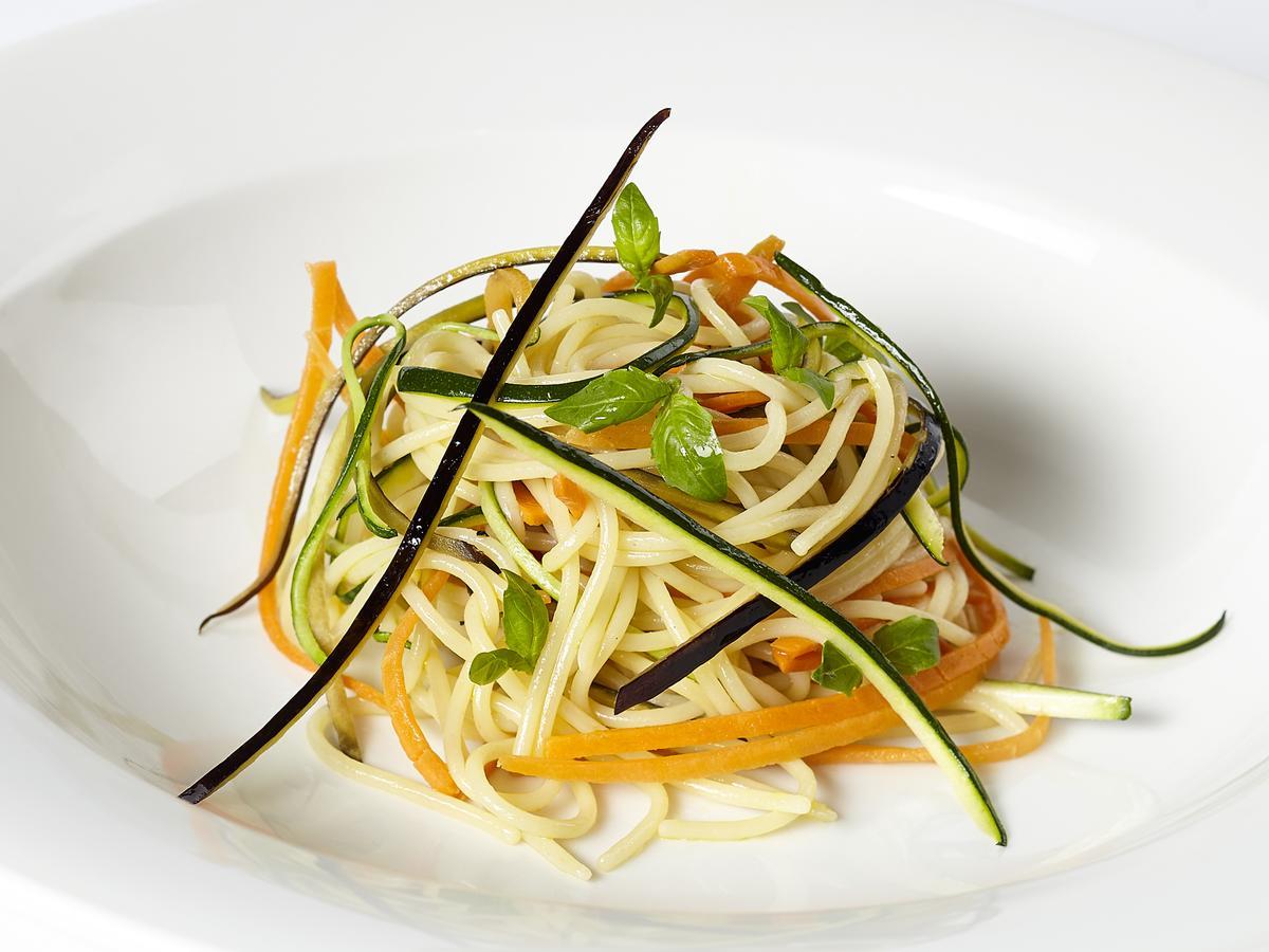 Althoff Hotel Fuerstenhof Целле Екстер'єр фото A plate of spaghetti with zucchini